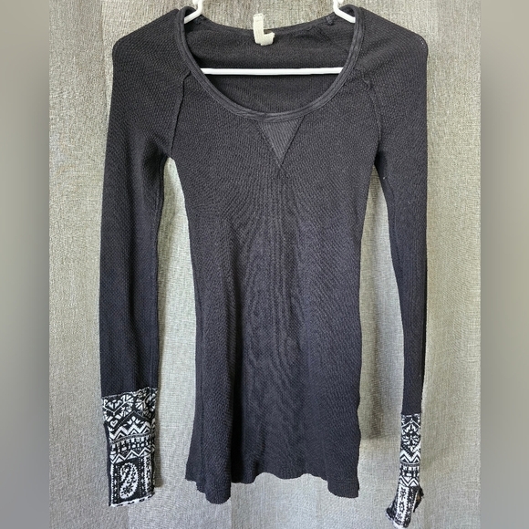FREE PEOPLE BLACK HYPERACTIVE HIPPIE BUTTON STUD CUFF THERMAL TOP S - Picture 1 of 5